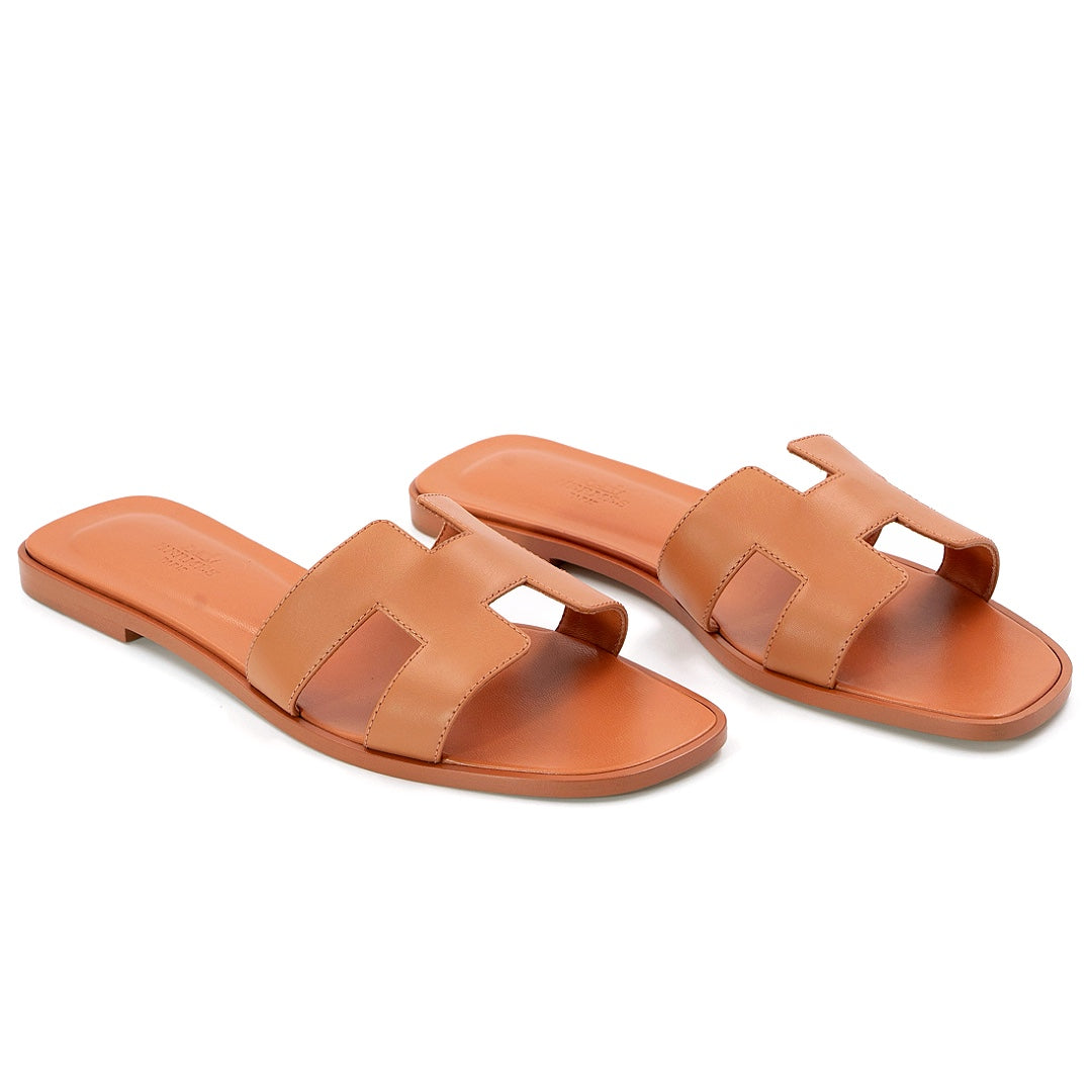 Hermès Rose Bubinga Leather Oran sandals | Gemaee UAE Hermès Rose Bubinga Leather Oran sandals | Gemaee UAE