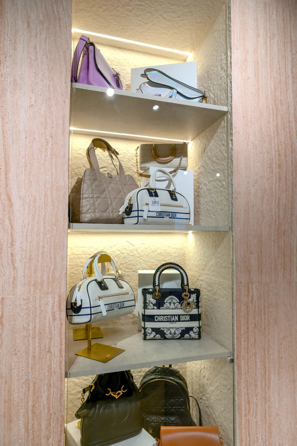 How Do Pre-Owned Designer Bags in Dubai Offer Style and Sustainability?