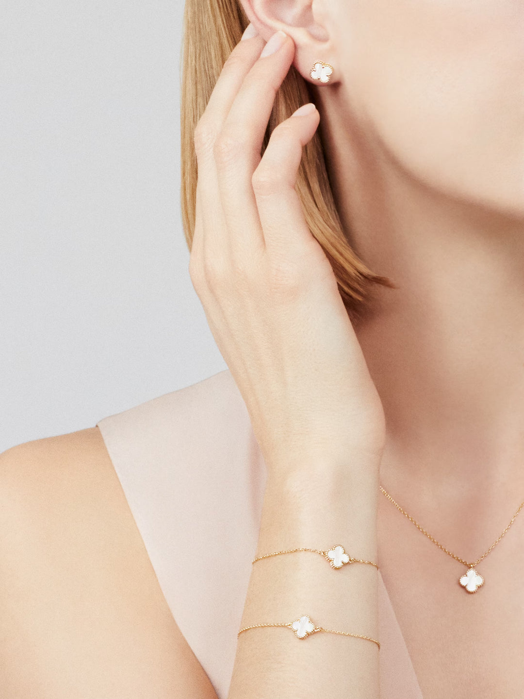 Van Cleef & Arpels Sweet Alhambra Earstuds in 18K Yellow Gold with Mother of Pearl