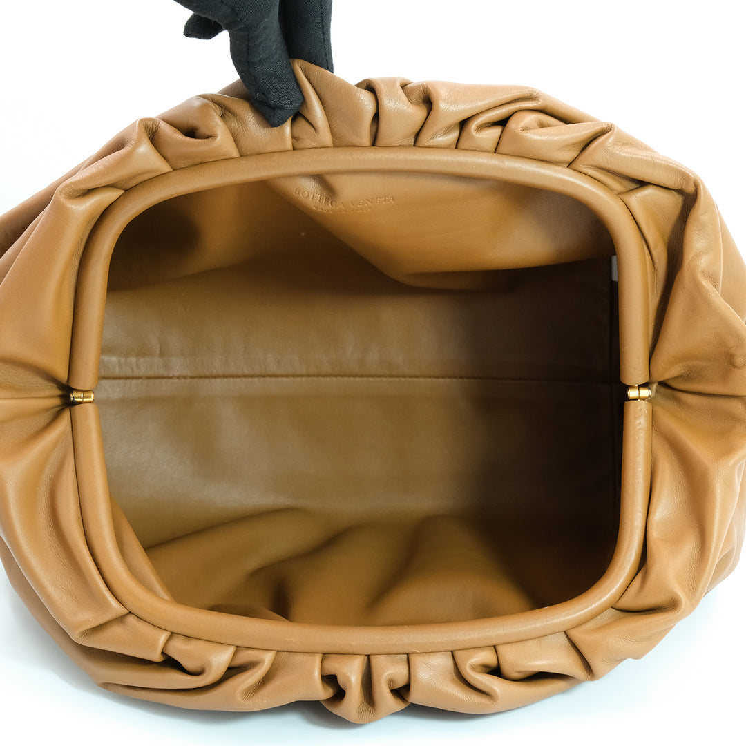 Bottega Veneta CAMEL BROWN LEATHER POUCH OVERSIZED CLUTCH BAGNATURAL WHITE