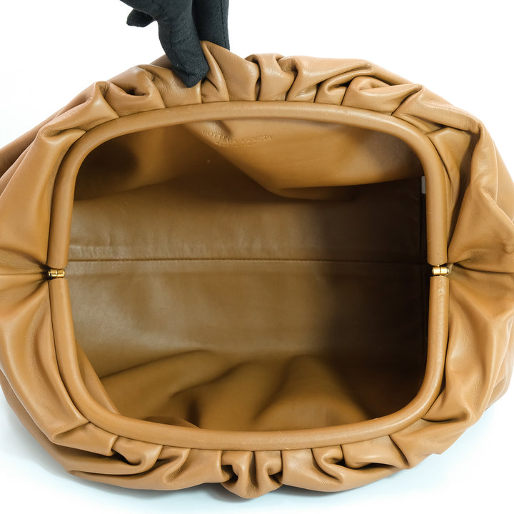 Bottega Veneta CAMEL BROWN LEATHER POUCH OVERSIZED CLUTCH BAGNATURAL WHITE