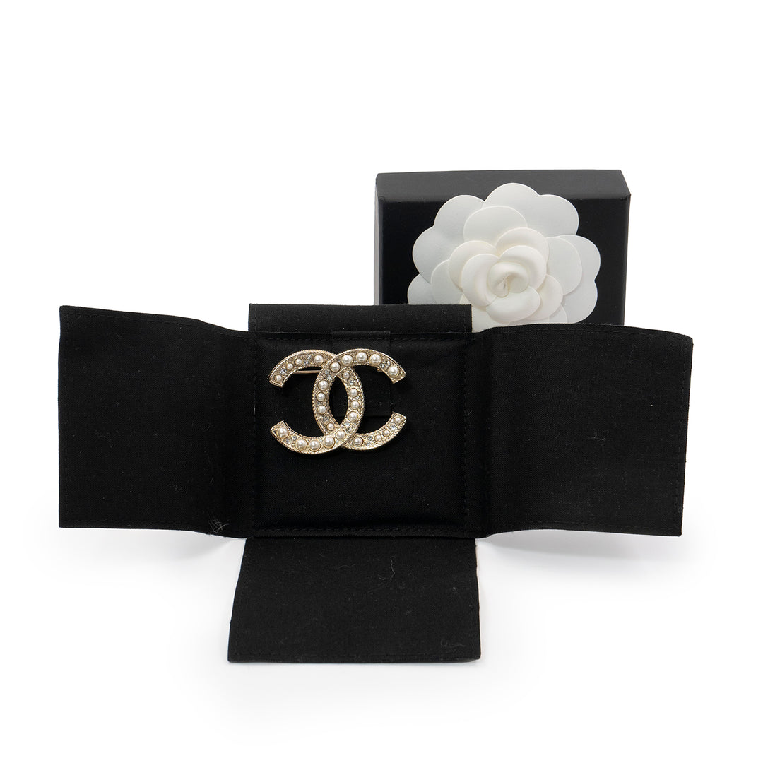 Chanel Pearl and Crystal CC Logo Brooch in Gold Tone Metal