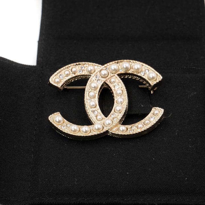 Chanel Pearl and Crystal CC Logo Brooch in Gold Tone Metal