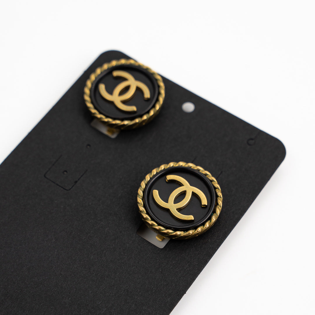 Chanel Vintage CC Button Clip On Earrings in Gold Tone Metal