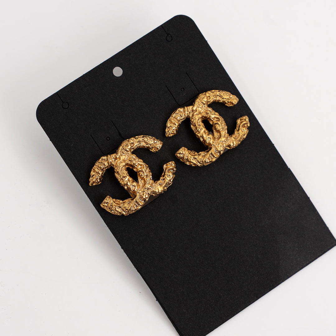 Chanel Vintage CC Logo Clip On Earrings in Gold Tone Metal