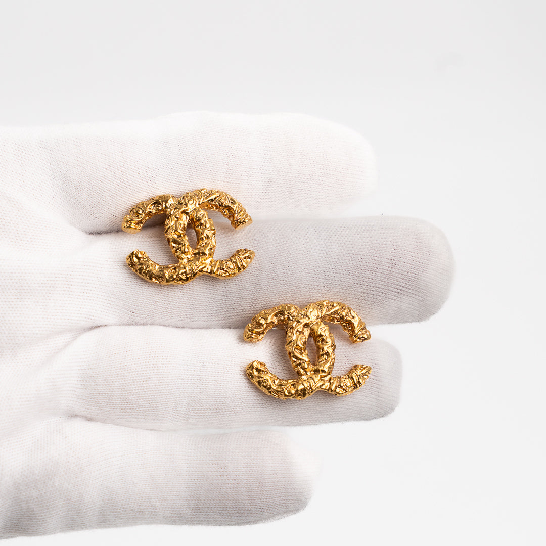 Chanel Vintage CC Logo Clip On Earrings in Gold Tone Metal