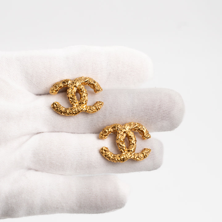 Chanel Vintage CC Logo Clip On Earrings in Gold Tone Metal