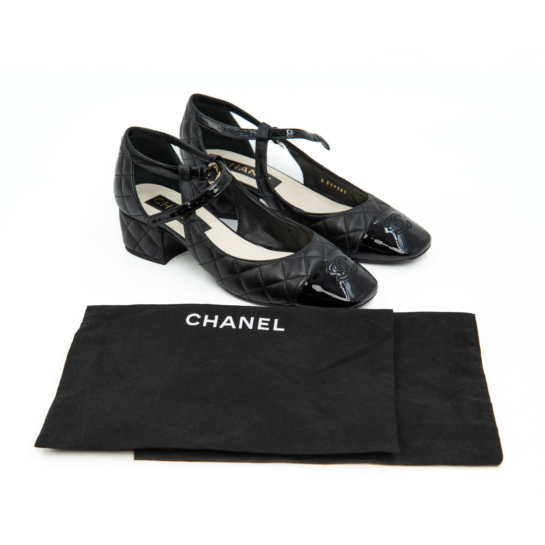 Chanel D'Orsay Pumps in Black Leather with Interlocking CC Logo