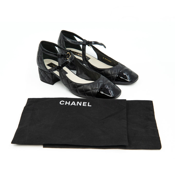 Chanel D'Orsay Pumps in Black Leather with Interlocking CC Logo