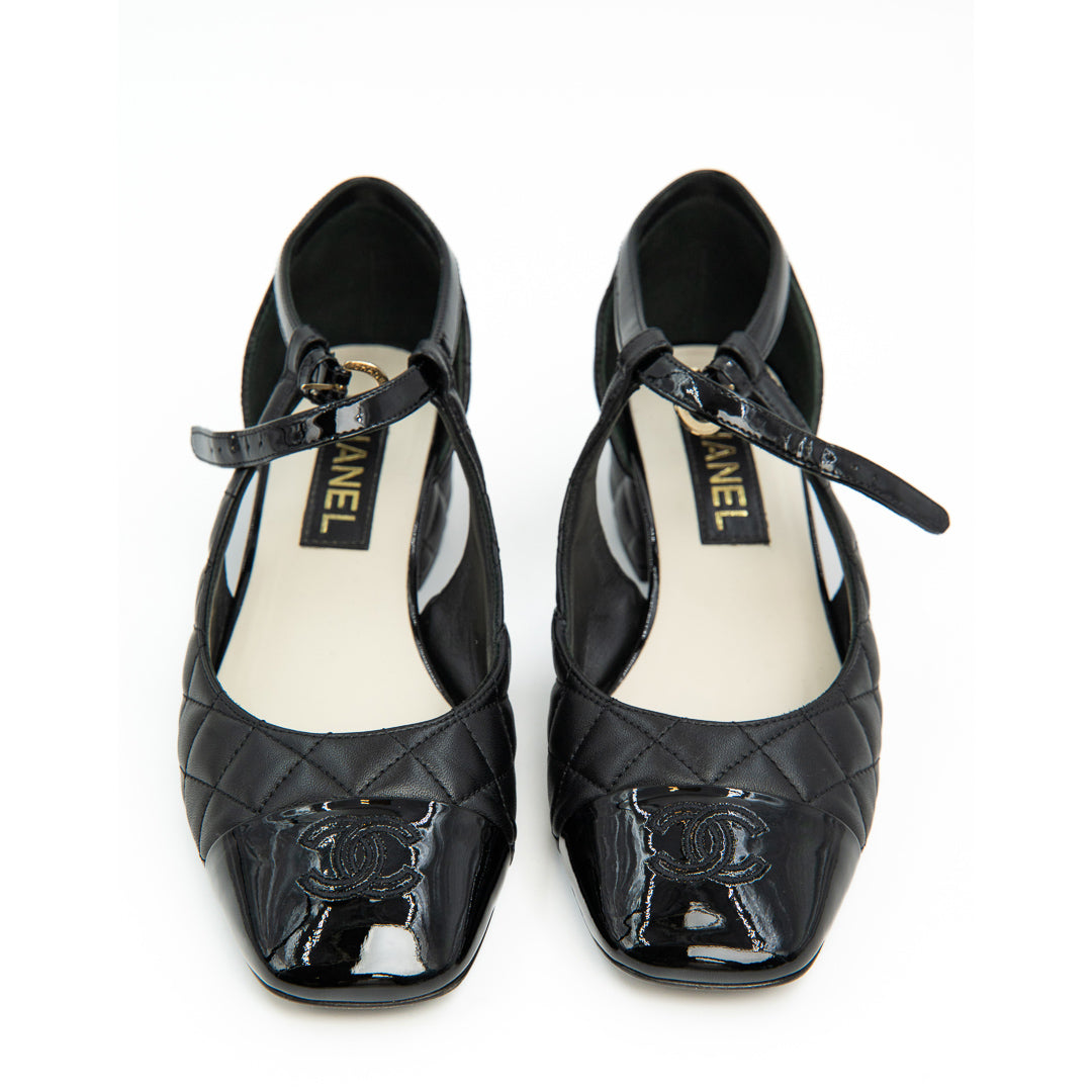 Chanel D'Orsay Pumps in Black Leather with Interlocking CC Logo