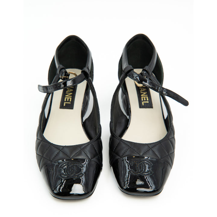 Chanel D'Orsay Pumps in Black Leather with Interlocking CC Logo