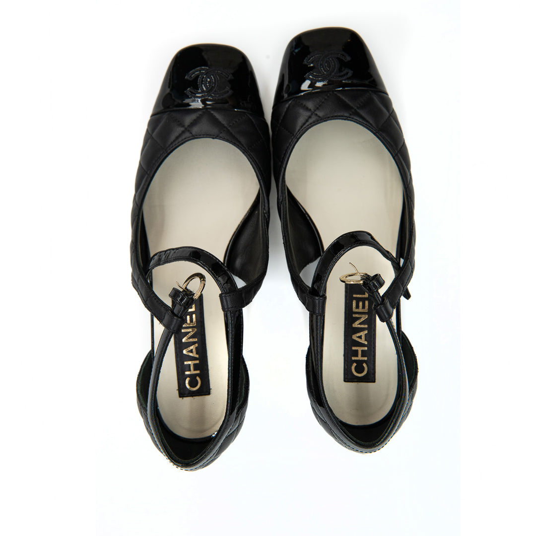Chanel D'Orsay Pumps in Black Leather with Interlocking CC Logo