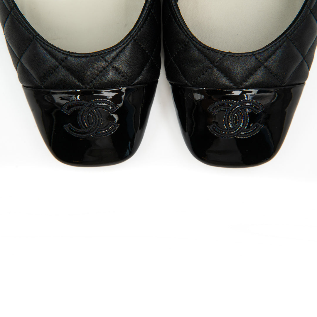 Chanel D'Orsay Pumps in Black Leather with Interlocking CC Logo