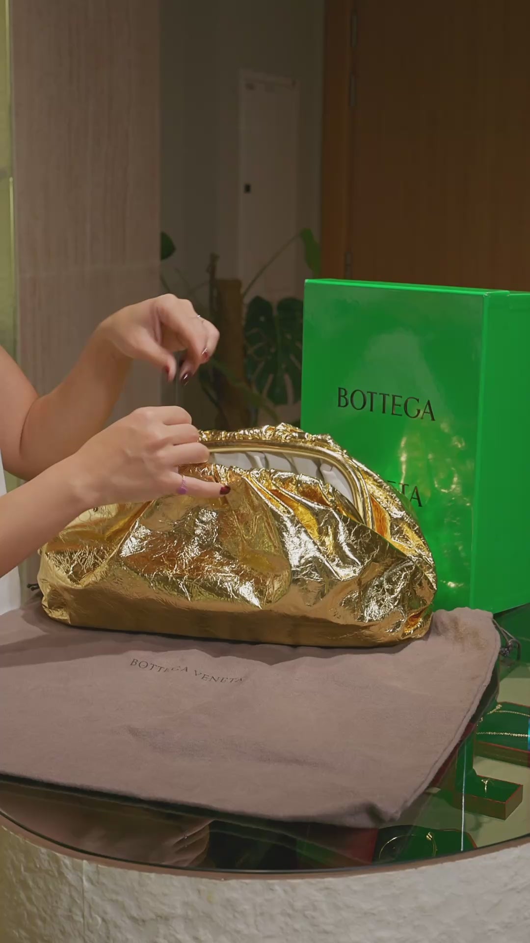 Bottega Veneta The Pouch Clutch in Gold Metallic Leather – Original Size